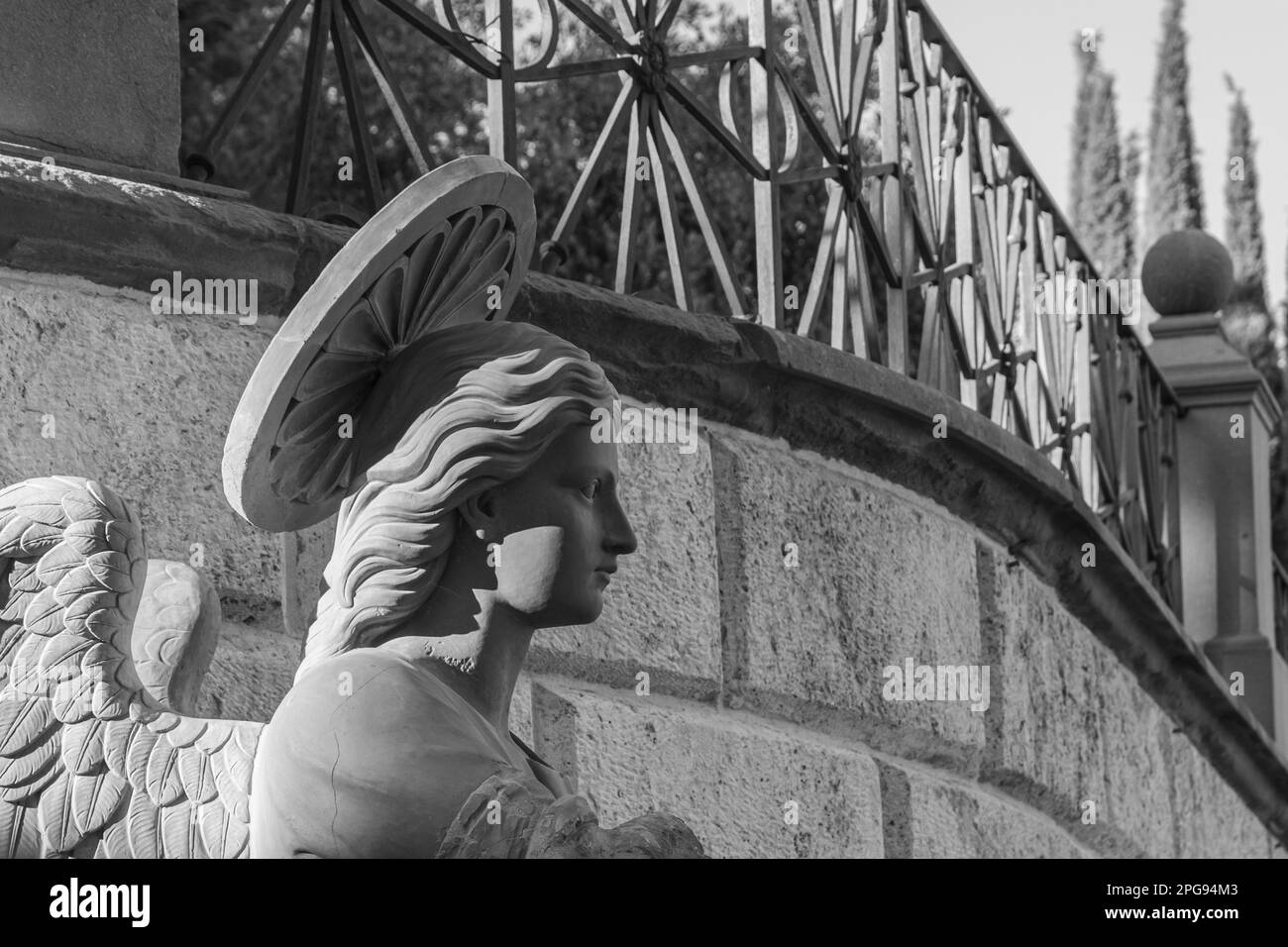 Scultura angelo sui gradini della Chiesa del Santo Crocifisso nel comune di San Miniato in provincia di Pisa, regione Toscana, Italia - Foto Stock