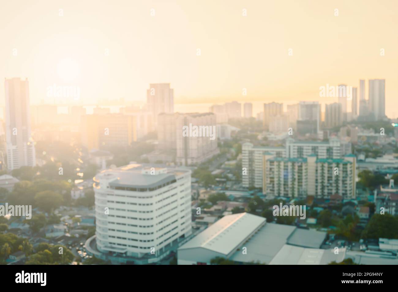 Edificio affolgato per gli affari di un hotel cittadino in blu mattina. Skyline urbano chiaro fuori dalla finestra dell'ufficio grigio vista cielo. Giorno bokeh Foto Stock
