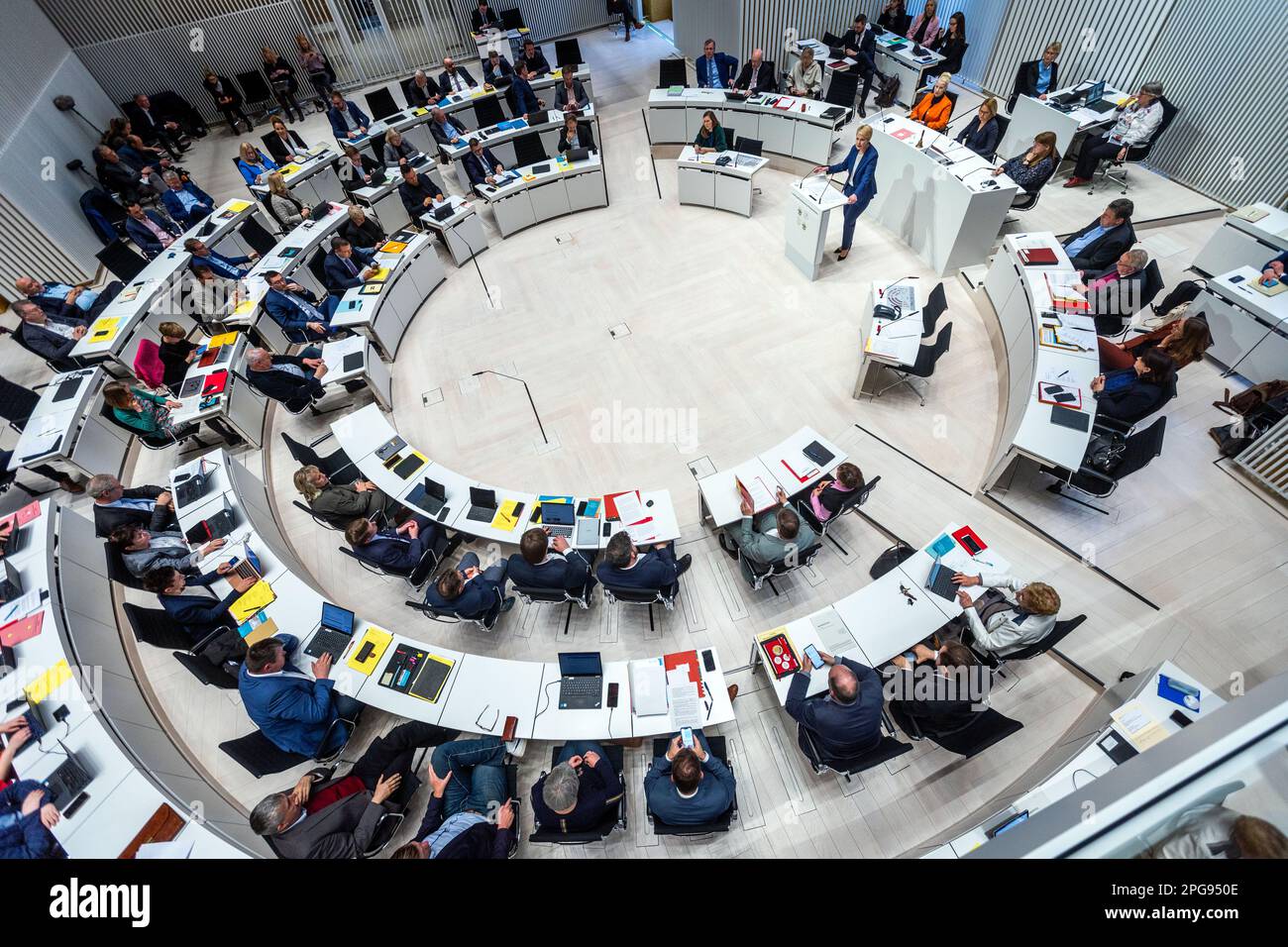 Schwerin, Germania. 21st Mar, 2023. Manuela Schwesig (SPD), Ministro Presidente del Meclemburgo-Pomerania occidentale, interviene alla sessione di emergenza del parlamento statale Meclemburgo-Pomerania occidentale. Il dibattito sulla Fondazione per il clima Meclemburgo-Pomerania occidentale continua ad occupare il parlamento nella settimana in corso. Nella sessione di emergenza, i partiti dell'opposizione vogliono ampliare le competenze della commissione d'inchiesta in materia. Credit: Jens Büttner/dpa/Alamy Live News Foto Stock