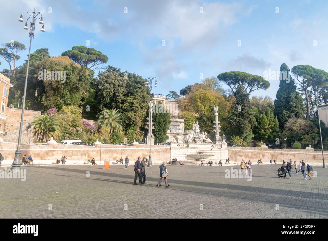 Roma, Italia - 8 dicembre 2022: Piazza del Popolo, grande piazza urbana di Roma. Foto Stock