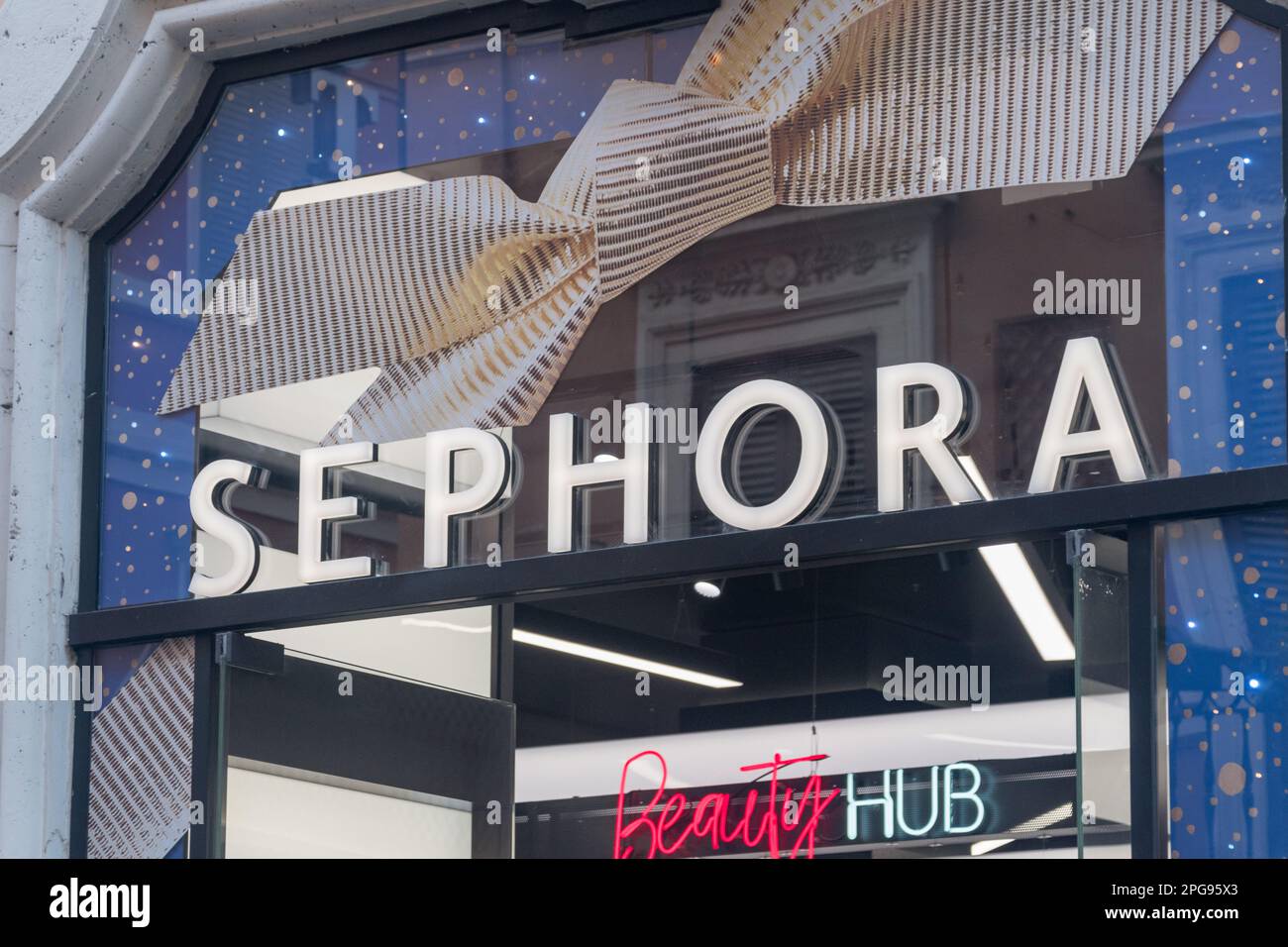 Roma, Italia - 8 dicembre 2022: Logo e segno di Sephora, rivenditore francese di prodotti di bellezza. Foto Stock