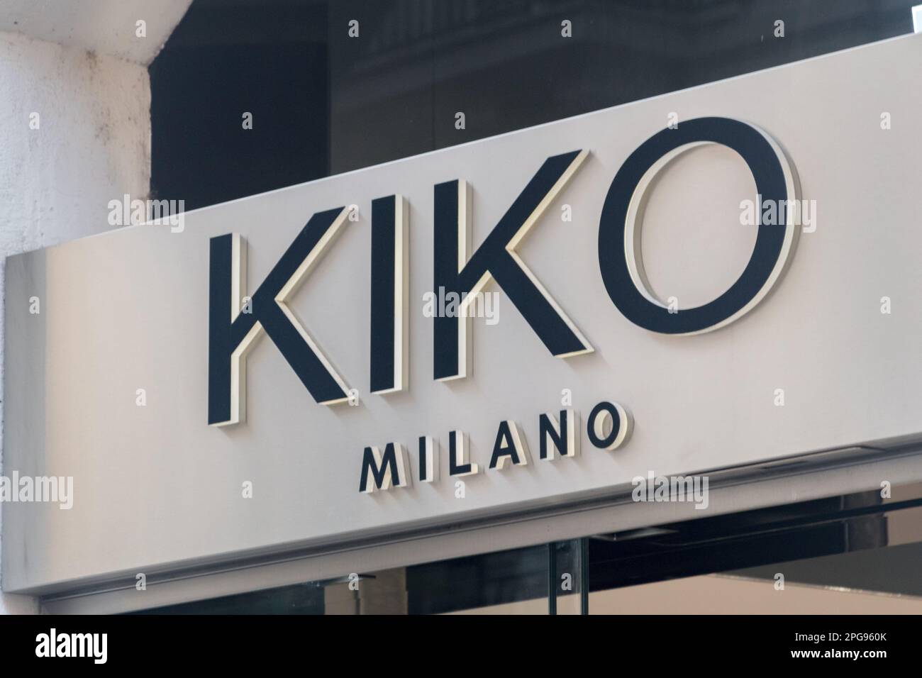 Roma, Italia - 8 dicembre 2022: Logo e segno di KIKO Milano, marchio cosmetico professionale italiano. Foto Stock