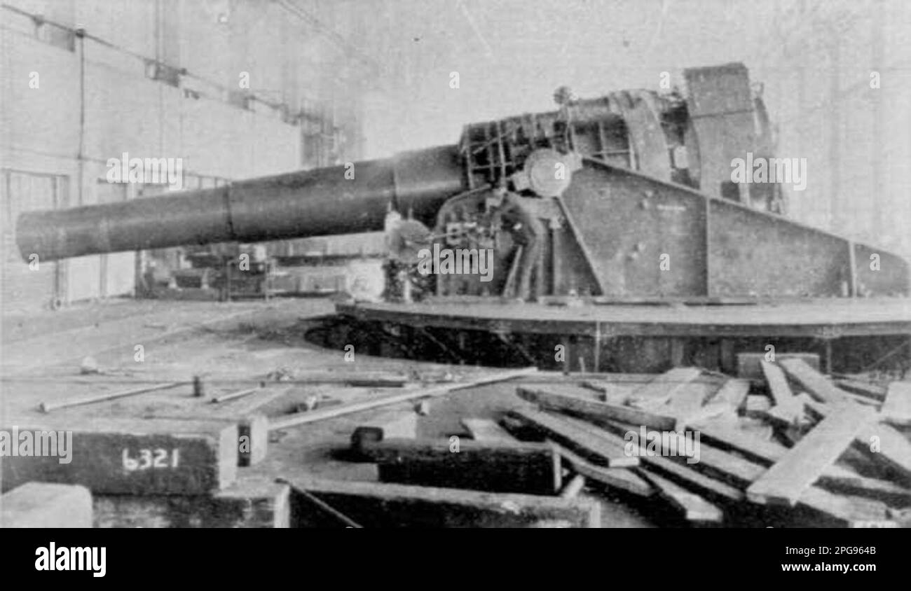 howitzer da 16 pollici nelle fasi finali di montaggio Foto Stock