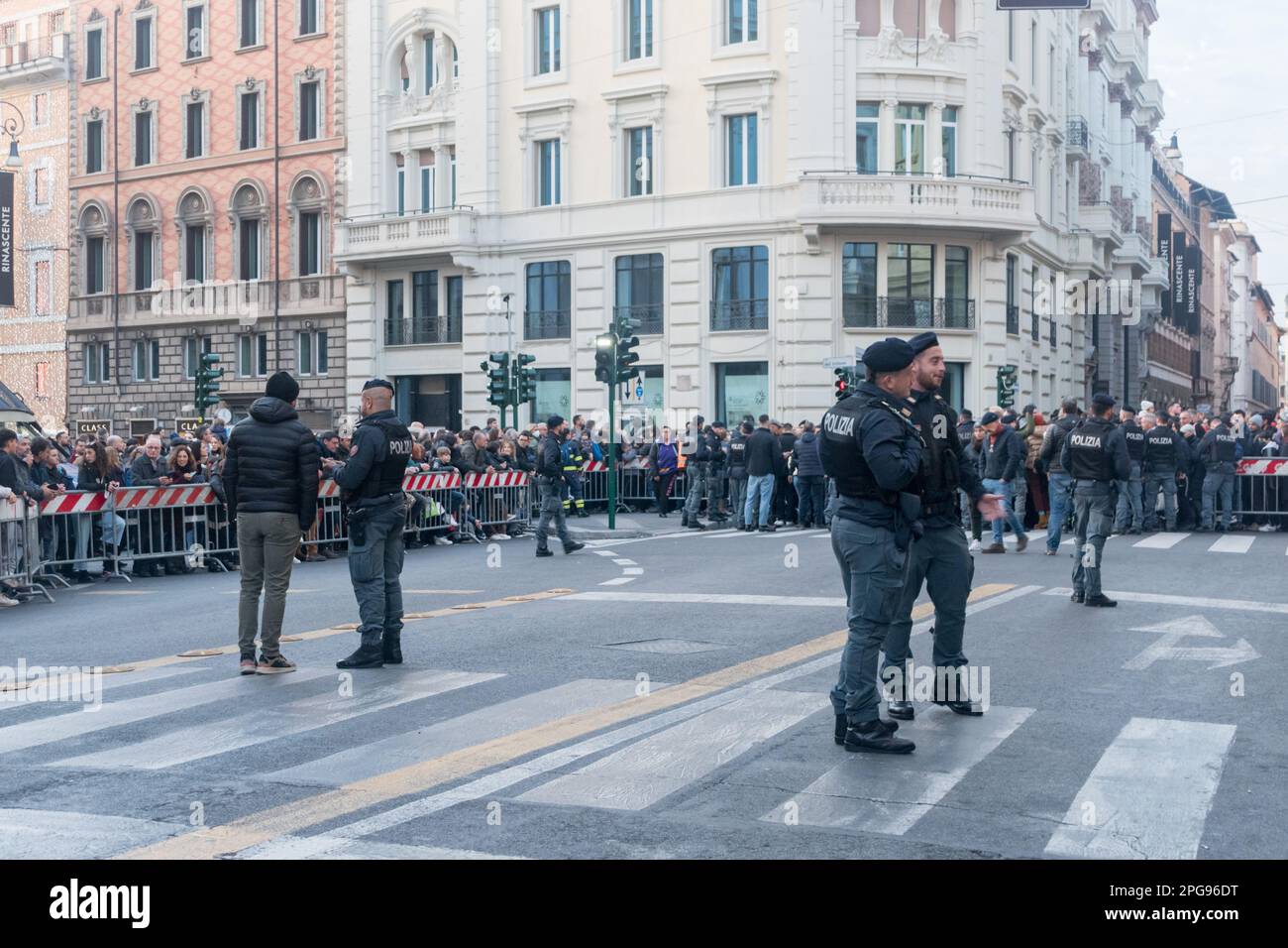 Roma, Italia - 8 dicembre 2022: La polizia assicura la strada per il passaggio di Papa Francesco. Foto Stock