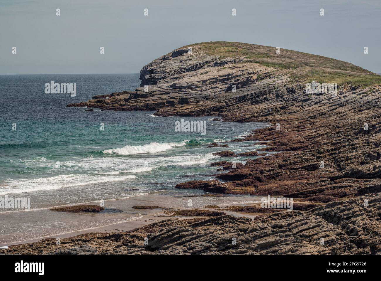 Costa rocciosa nel mese di luglio a Sonabia, Cantabria, Spagna, Europa Foto Stock