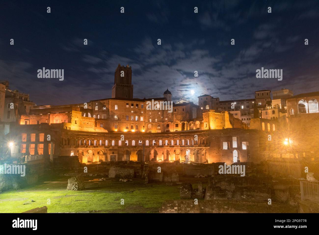 Roma, Italia - 8 dicembre 2022: Mercato di Traiano (mercati di Traiano) di notte. Foto Stock