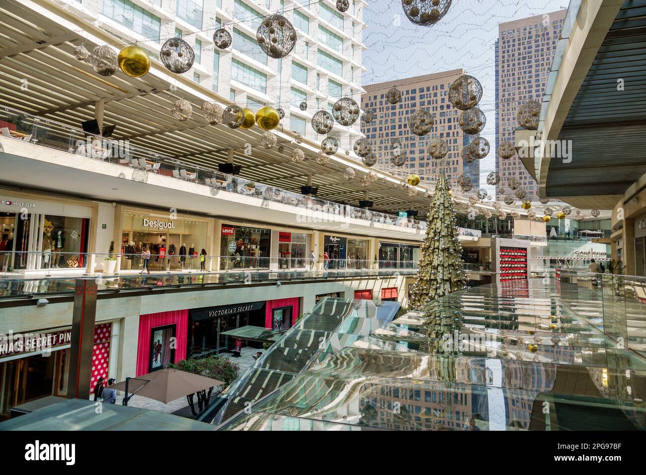 Città del Messico, Polanco Antara, centro commerciale all'aperto di lusso, decorazioni natalizie, alti grattacieli grattacieli alti edifici Foto Stock