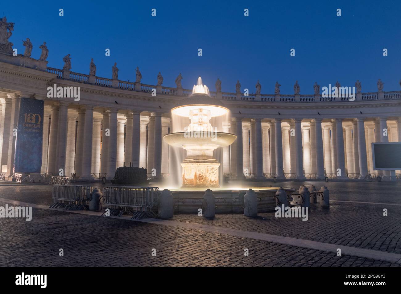 Città del Vaticano, Vaticano - 7 dicembre 2022: Fontana di Carlo Maderno su San Piazza Pietro nella Città del Vaticano, Vaticano di notte. Foto Stock