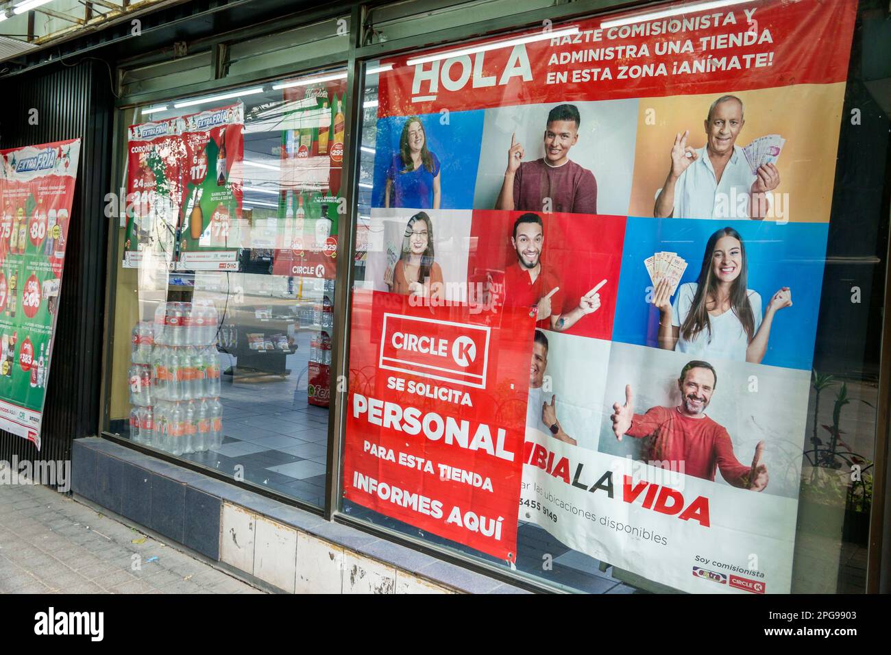 Città del Messico, Circle K, personale che assume occupazione, uomo uomini maschio, donna donna donna donna donna donna donna donna donna donna, adulti, esterno, edifici, ingresso anteriore, Foto Stock