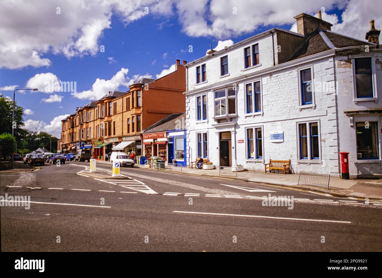 I negozi sulla strada Lochwinoch e il vecchio centro della comunità Kilmacolm a fine 1990Õs Foto Stock