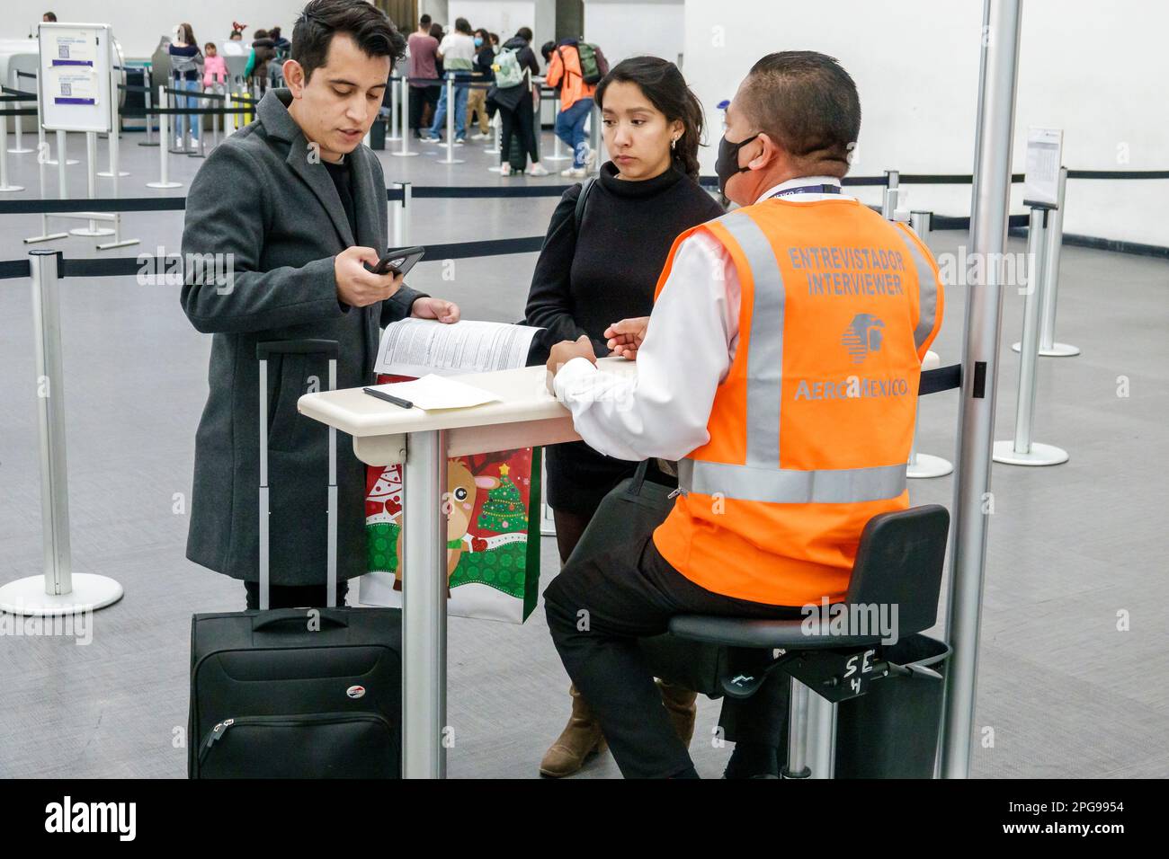 Città del Messico, Aeropuerto Internacional Benito Juarez International Airport, terminal passeggeri viaggiatori, agente Aeromexico intervistatore intervistatore, man m Foto Stock