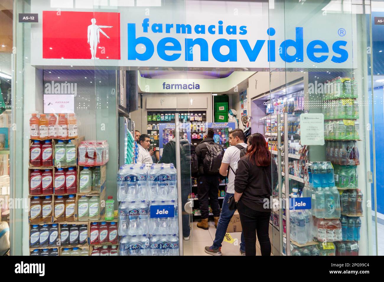 Città del Messico, Aeropuerto Internacional Benito Juarez International Airport, terminal concourse, passeggeri viaggiatori, farmacie Farmacias Benavides farmacia Foto Stock