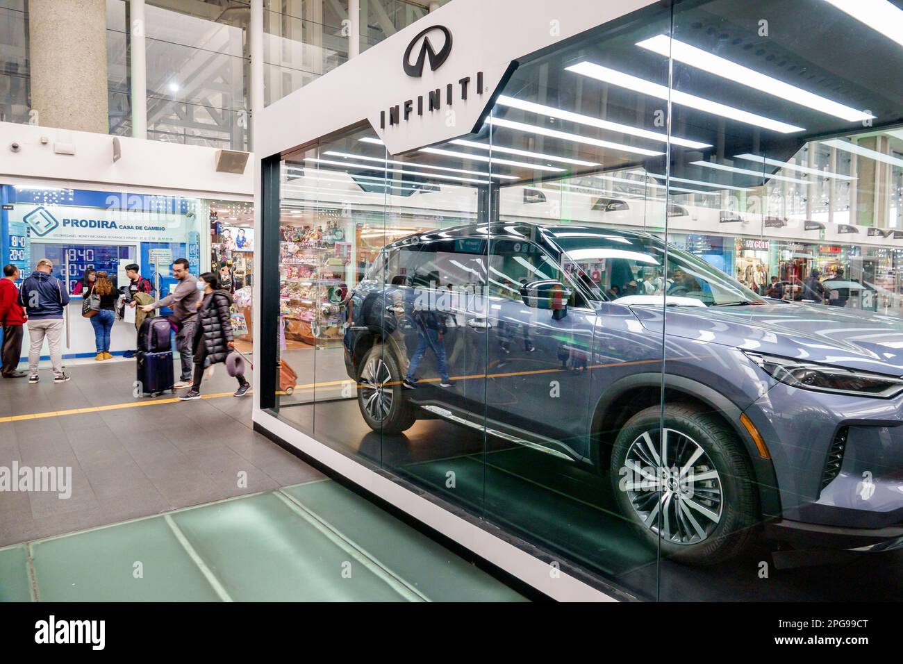 Mexico City,Aeropuerto Internacional Benito Juarez International Airport,terminal concourse,passeggeri viaggiatori,Infiniti SUV display nuovo modello,man me Foto Stock