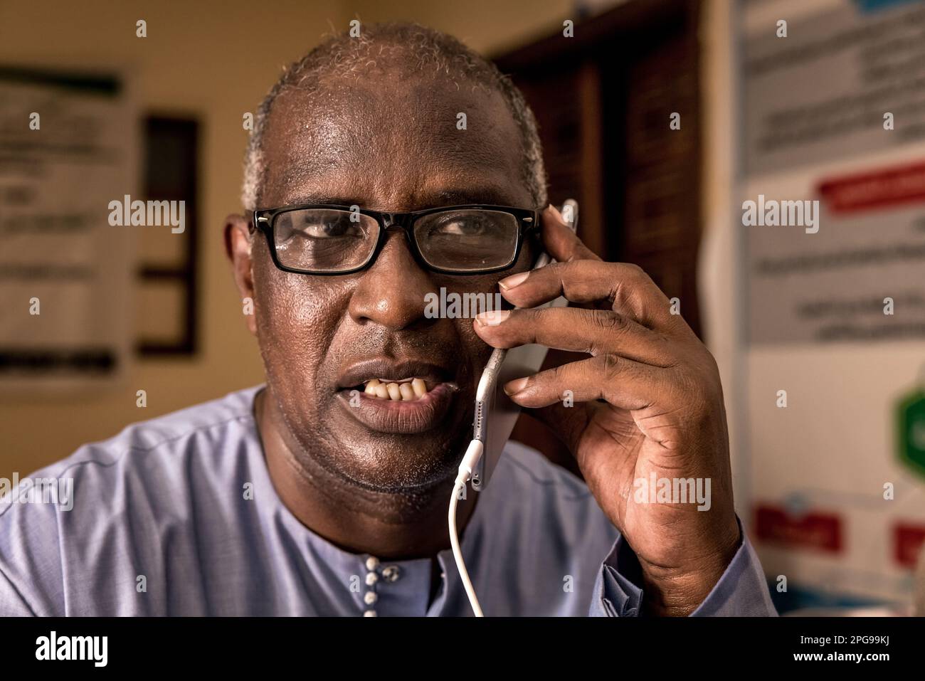 Brahim Ramdhane, ex schiavo e fondatore della sua ONG Sahel Fondation, qui nel suo ufficio a Nouakshott, Mauritania. Poiché egli stesso era uno schiavo, si è battuto contro la schiavitù, contro l'oppressione della sua tribù Haratin e per opportunità educative eque da quando si è liberato come giovane. Foto Stock