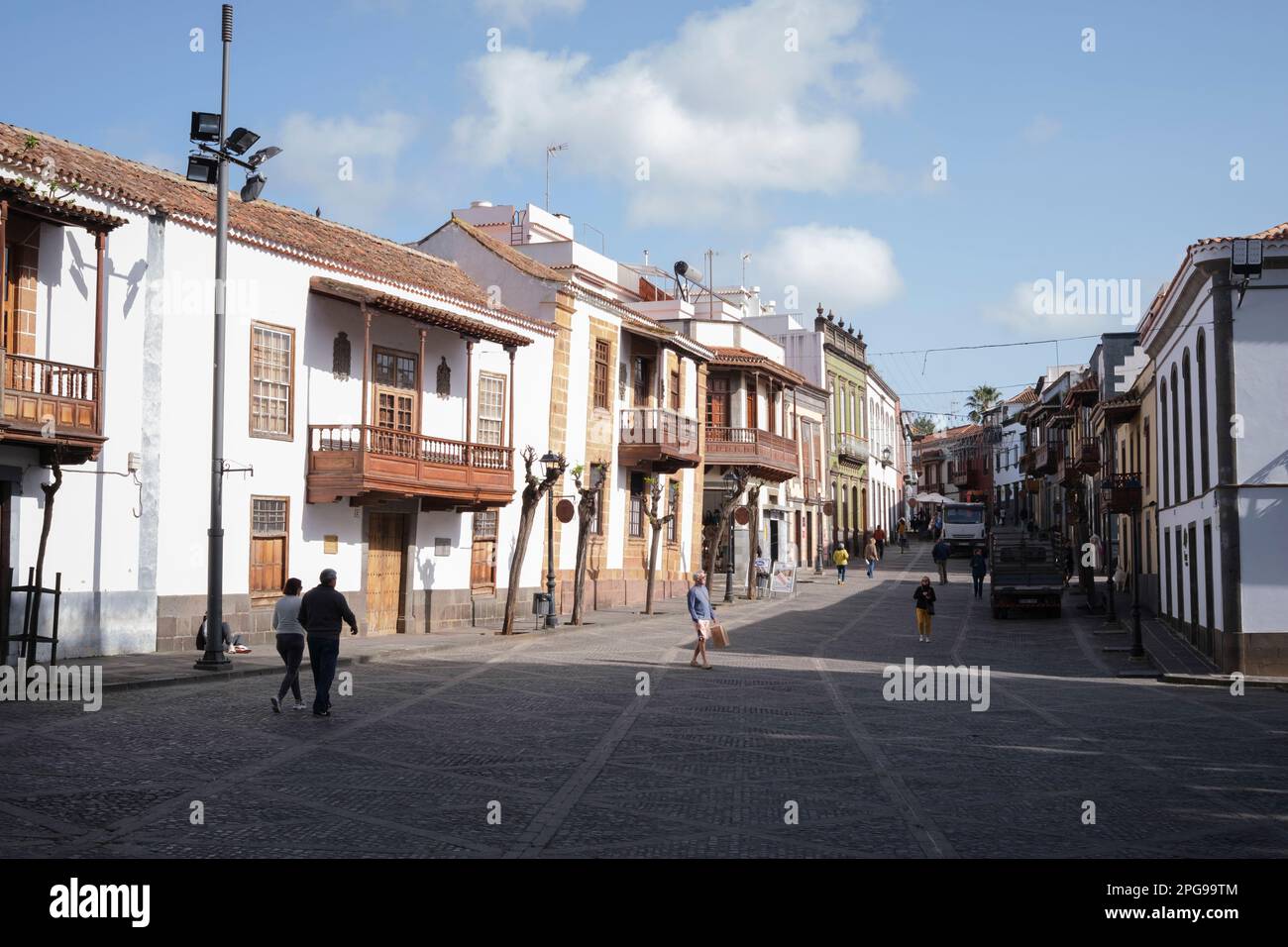 Strada con tipici edifici coloniali a Teror, Gran Canaria, Spagna Foto Stock