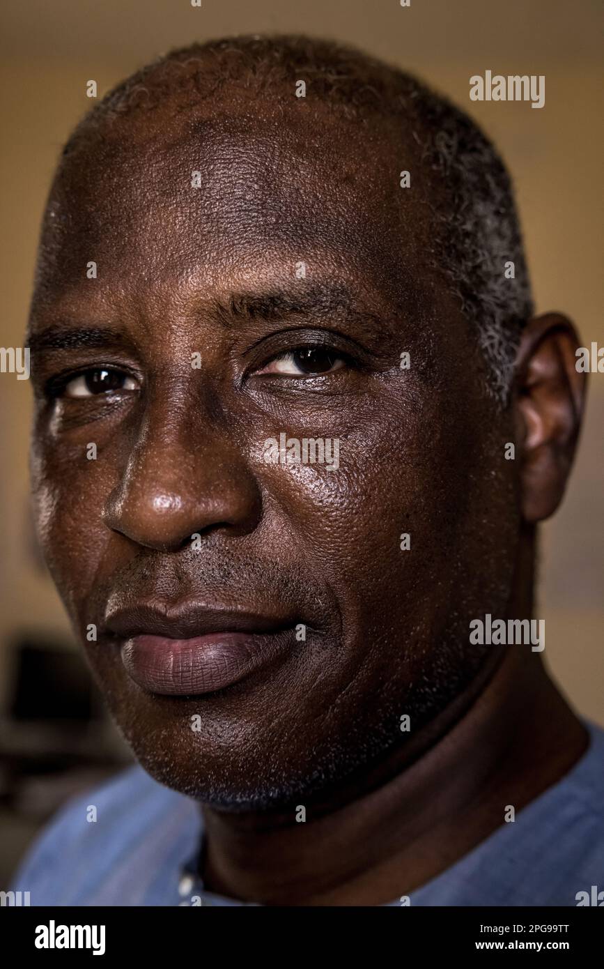 Brahim Ramdhane, ex schiavo e fondatore della sua ONG Sahel Fondation, qui nel suo ufficio a Nouakshott, Mauritania. Poiché egli stesso era uno schiavo, si è battuto contro la schiavitù, contro l'oppressione della sua tribù Haratin e per opportunità educative eque da quando si è liberato come giovane. Foto Stock