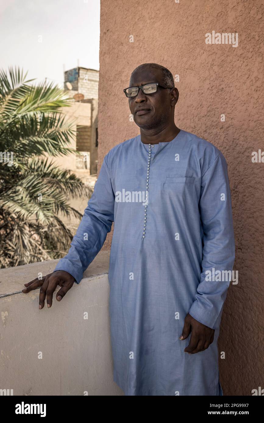 Brahim Ramdhane, ex schiavo e fondatore della sua ONG Sahel Fondation, qui nel suo ufficio a Nouakshott, Mauritania. Poiché egli stesso era uno schiavo, si è battuto contro la schiavitù, contro l'oppressione della sua tribù Haratin e per opportunità educative eque da quando si è liberato come giovane. Foto Stock
