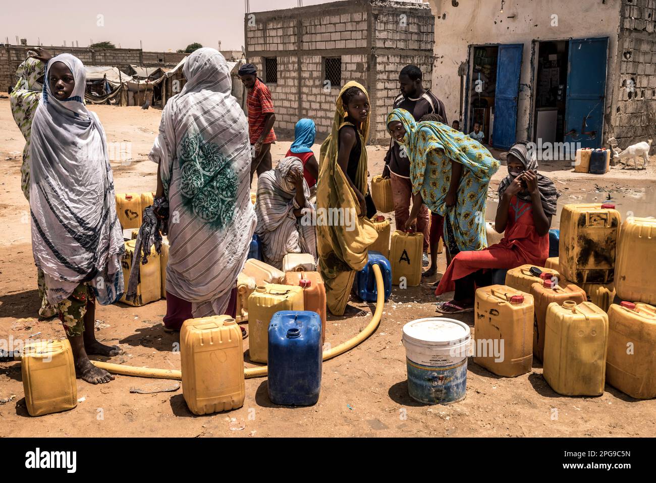 Punto d'acqua nel quartiere povero di Darnaim a Nouakshott, la capitale della Mauritania. La maggior parte delle persone che vivono qui provengono dalla tribù Haratin, che sono svantaggiate per molti aspetti, come le opportunità educative. Lo stato è una delle 40 contee meno sviluppate del mondo, come stabilito dalle Nazioni Unite. Foto Stock