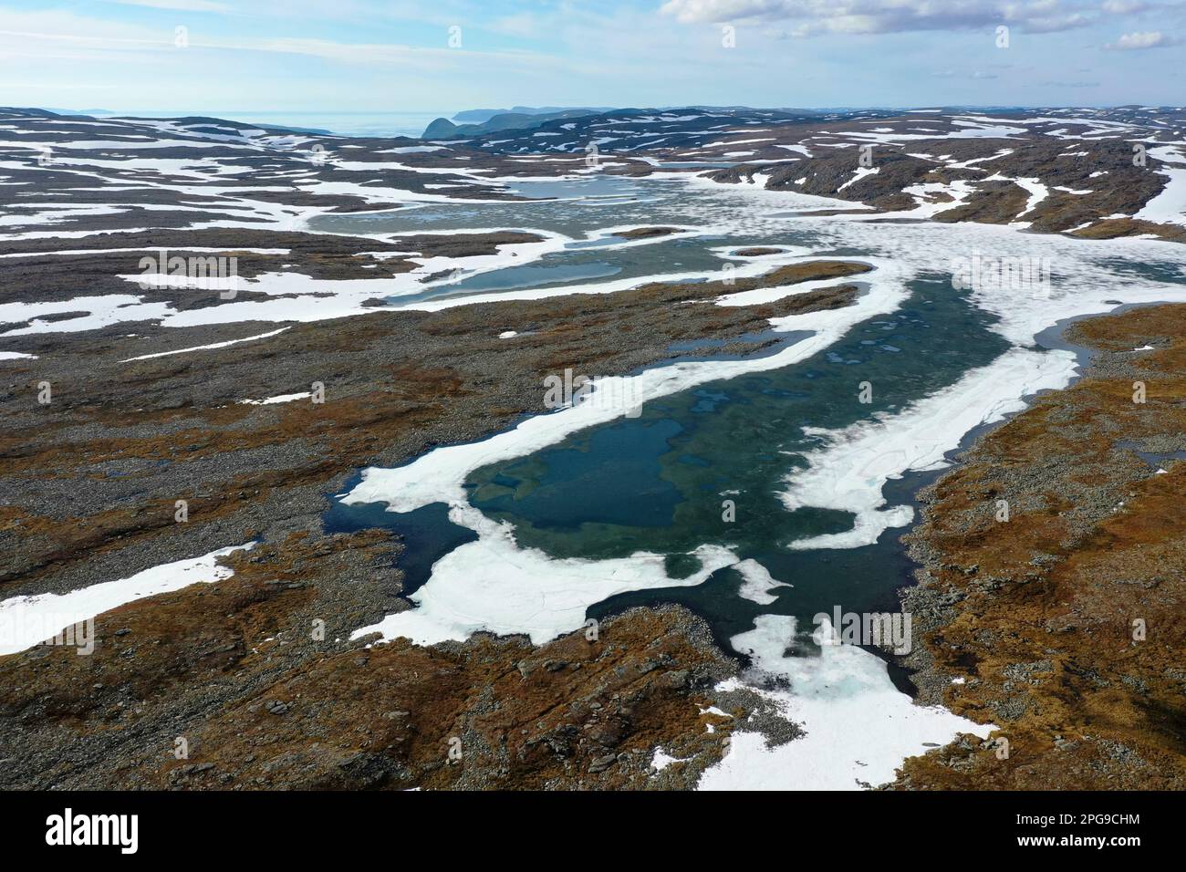 Tundra in Norweggen, mit Feuchtgebieten, Tümpeln, Schnee, Schneefeldern, Nordkinnhalbinsel, Nordkinn-Halbinsel, Nordkinn, Nordkyn, Finnmark, Nord-Norwe Foto Stock