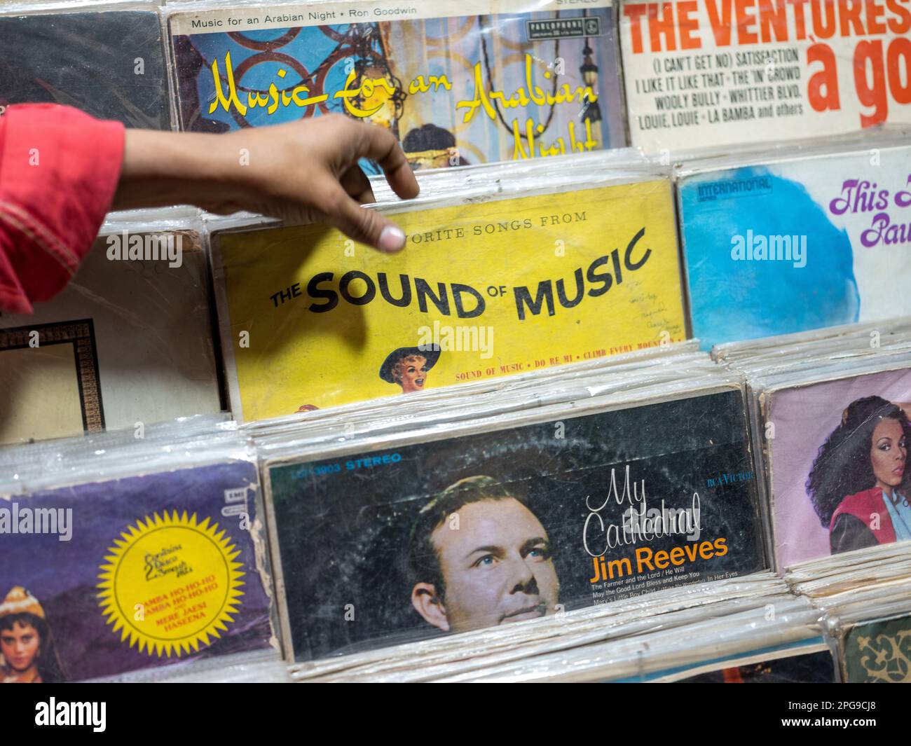 Negozio di dischi in vinile nella zona del nuovo mercato di Kolkata, India. Foto Stock