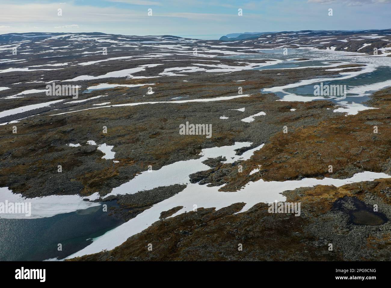 Tundra in Norweggen, mit Feuchtgebieten, Tümpeln, Schnee, Schneefeldern, Nordkinnhalbinsel, Nordkinn-Halbinsel, Nordkinn, Nordkyn, Finnmark, Nord-Norwe Foto Stock