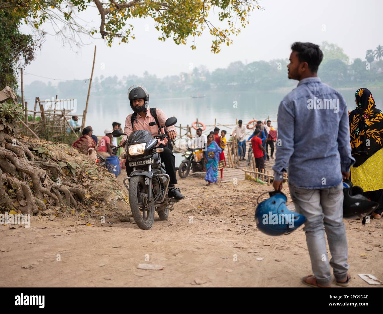 Un motociclista che esce dal traghetto attraverso il fiume Bhagirathi a Murshidabad, Bengala Occidentale, India. Foto Stock