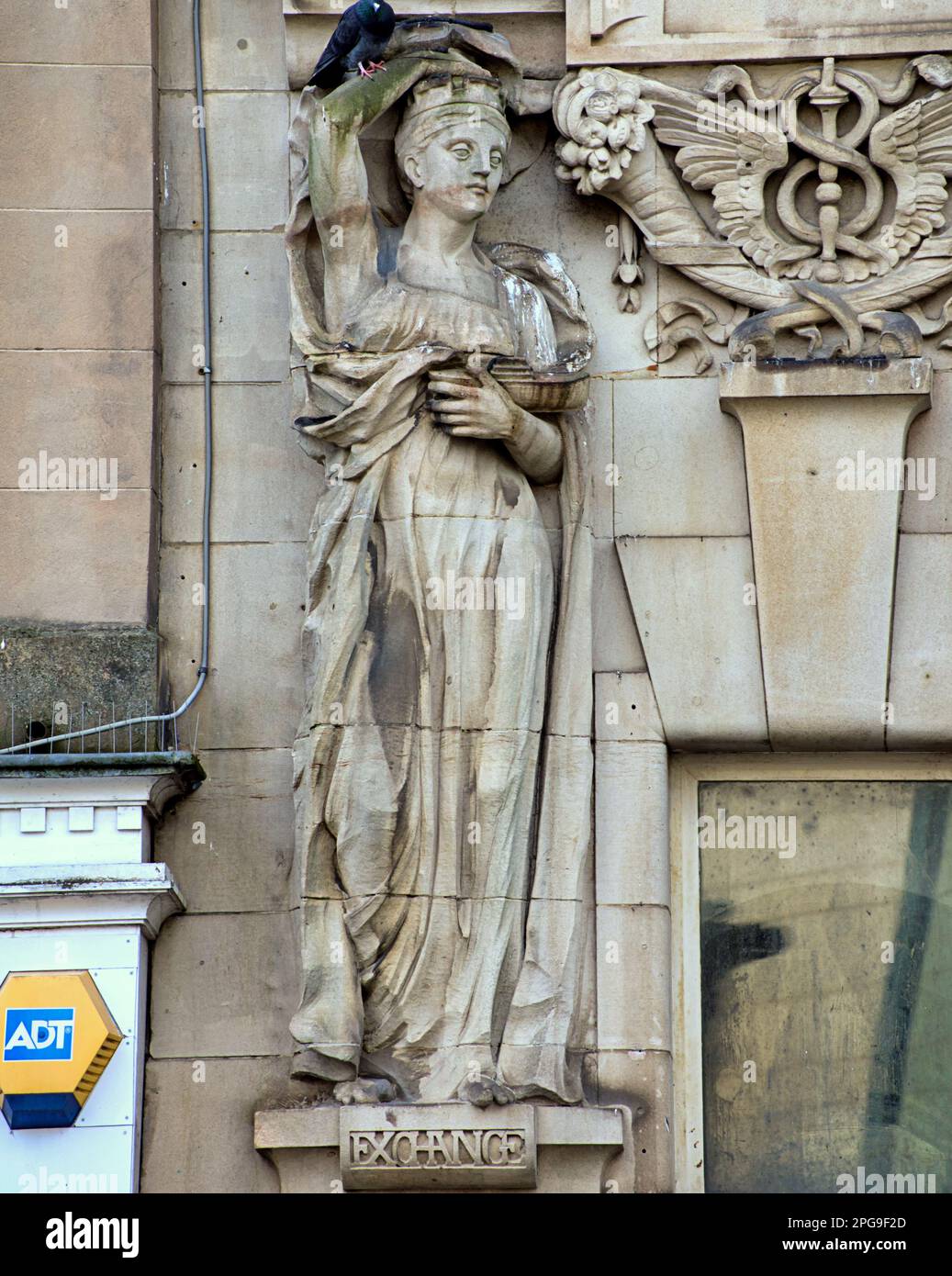 Una delle quattro sculture di allegorie The Allegory of Exchange o Commerer di Phyllis Archibald su un vecchio edificio di banca a st enoch Square Glasgow, nel Regno Unito Foto Stock