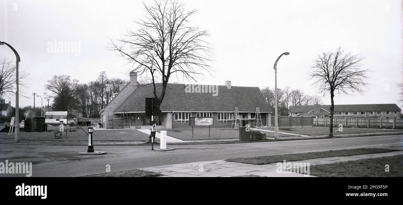 1960, storico, un grande nuovo pub in costruzione nello stile moderno dell'epoca, ai margini di una residenza, Birmingham, Inghilterra, Regno Unito. Foto Stock