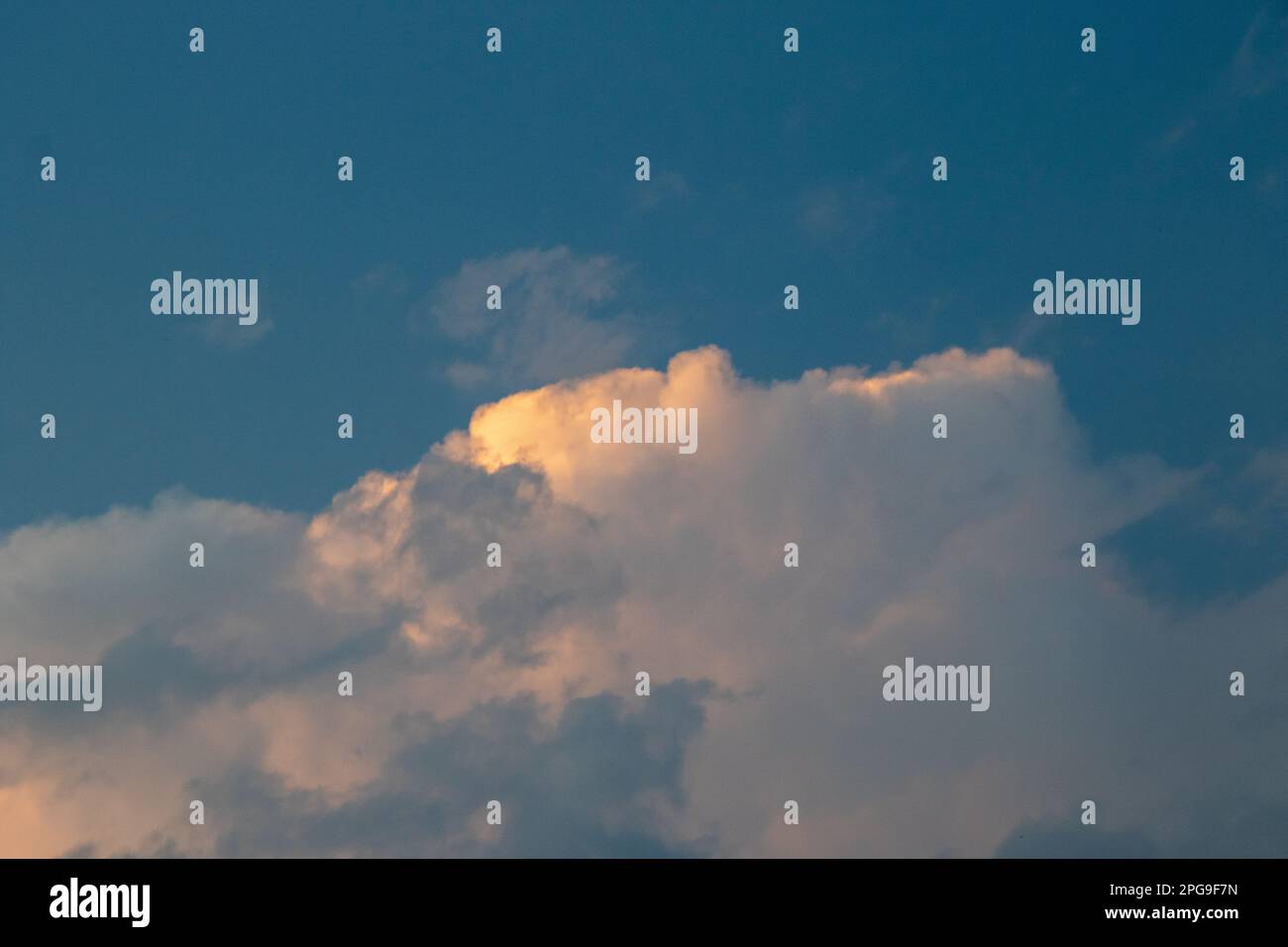 Nuvole in tarda estate prima sera su Johannesburg, Gauteng, Sud Africa Foto Stock