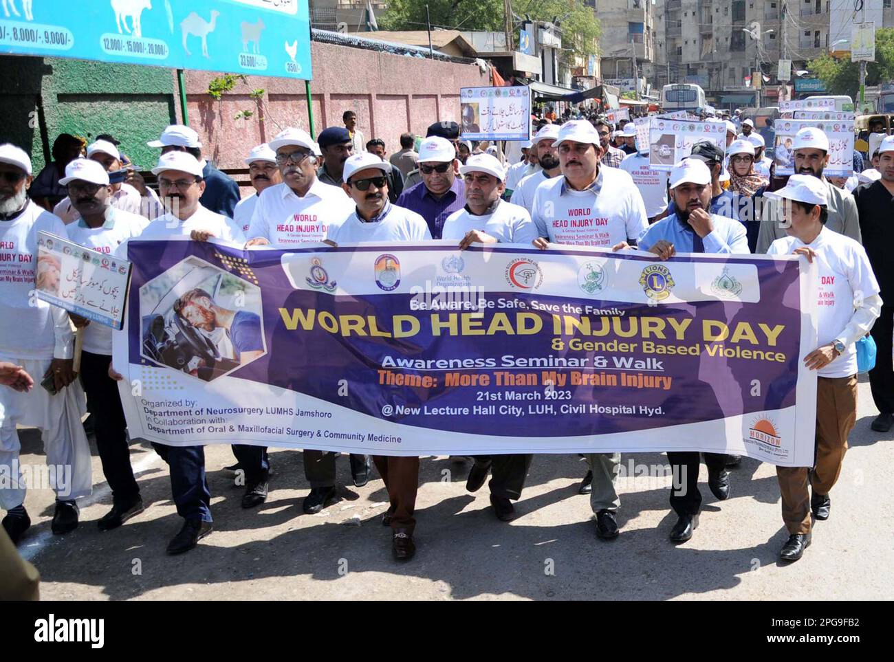 Gujranwala, Pakistan, 21/03/2023, i partecipanti stanno tenendo la camminata di consapevolezza in occasione della Giornata Mondiale di ferita della testa organizzata dal Dipartimento di Neurochirurgia LUMHS Jamshoro, all'Ospedale civile di Hyderabad il martedì 21 marzo 2023. Foto Stock