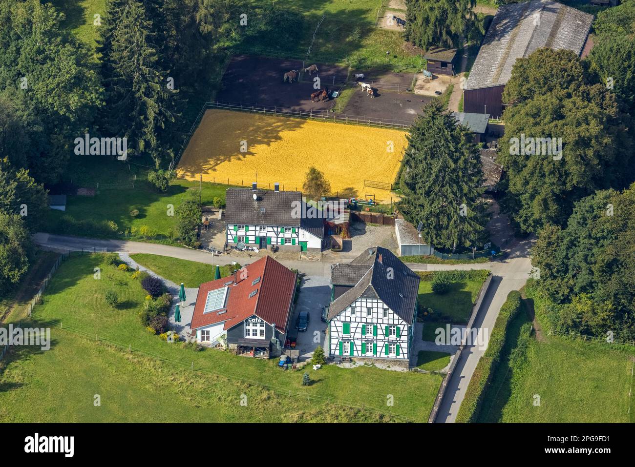 Vista aerea, Ristorante Hülsenbecke casa a graticcio con persiane verdi alla riserva di gioco e fattoria equestre Hülsenbecker tal nel quartiere A. Foto Stock