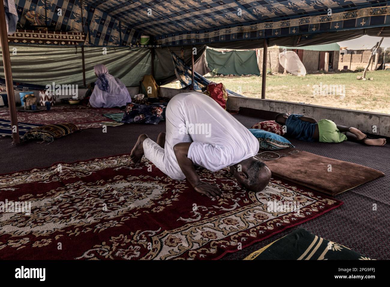 Brahim Ramdhane, ex schiavo e fondatore della sua ONG Sahel Fondation, visita la sua famiglia ogni fine settimana, a Boutilimit in Mauritania, dove si liberò dalla schiavitù da adolescente e andò a scuola. Oggi, combatte contro l'oppressione della sua tribù Haratin e per opportunità educative eque. Foto Stock