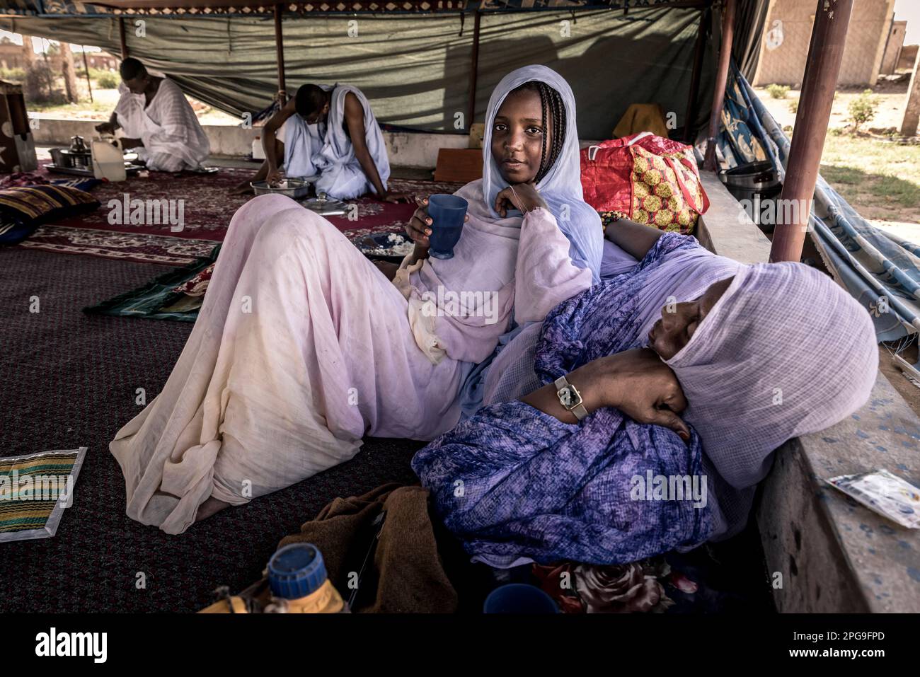 Brahim Ramdhane, ex schiavo e fondatore della sua ONG Sahel Fondation, visita la sua famiglia ogni fine settimana, a Boutilimit in Mauritania, dove si liberò dalla schiavitù da adolescente e andò a scuola. Oggi, combatte contro l'oppressione della sua tribù Haratin e per opportunità educative eque. Foto Stock