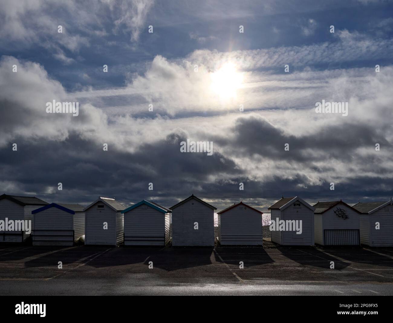 Lyme Regis capanne sulla spiaggia che si affaccia sul mare Dorset Foto Stock