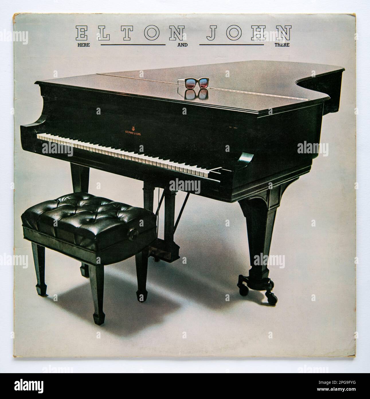 LP Cover of Here and There, un album live di Elton John, pubblicato nel 1976 Foto Stock