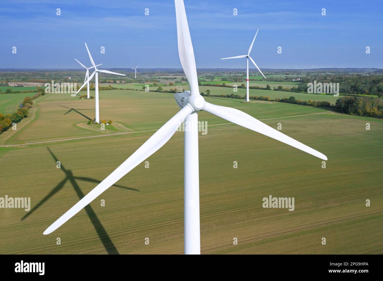 Vista aerea sui terreni agricoli con turbine eoliche presso la centrale eolica dello Schleswig-Holstein, Germania Foto Stock