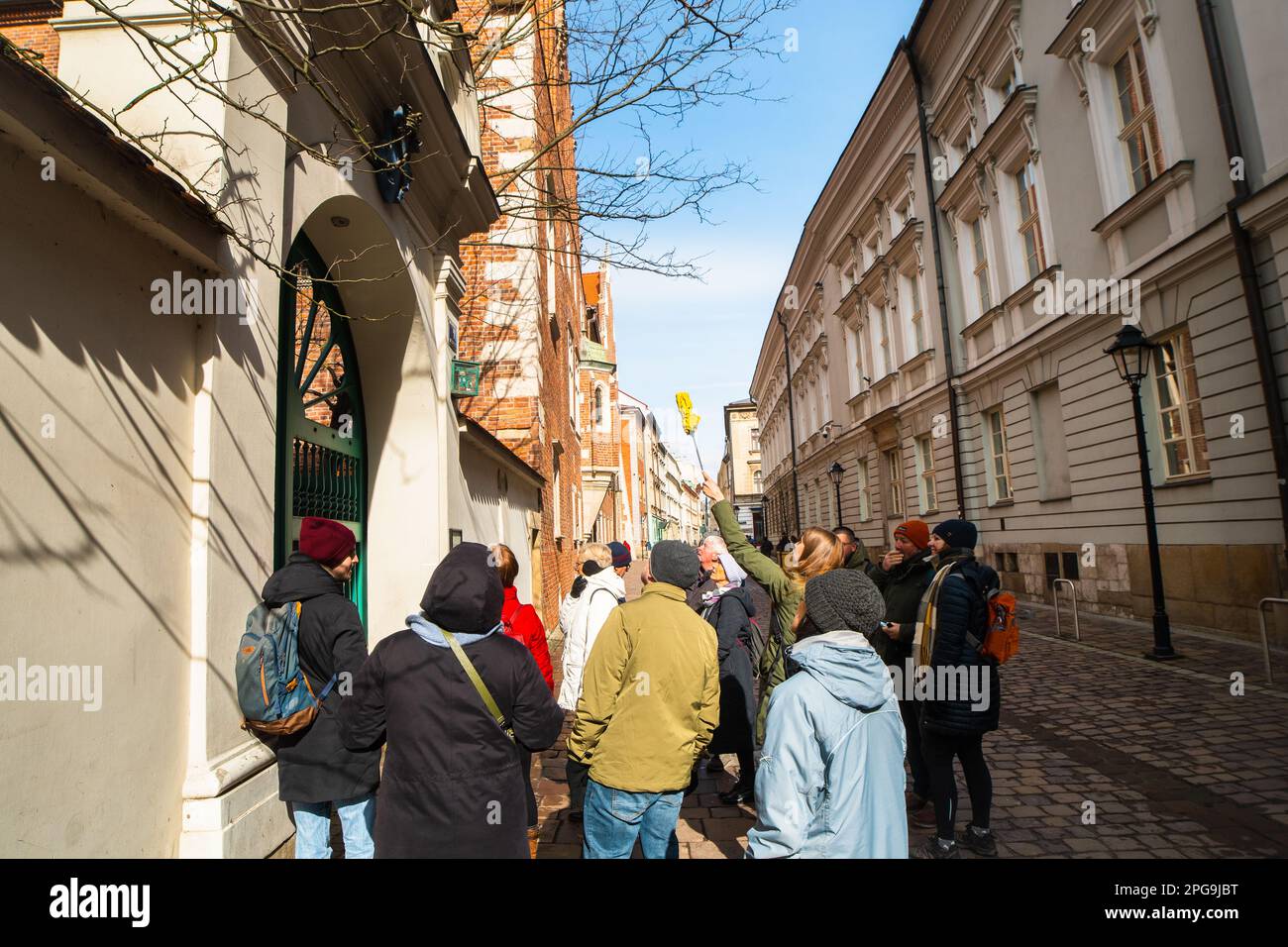 Cracovia, Polonia - 6th marzo 2023: Guida con tour di gruppo nella piazza principale di Cracovia. Escursioni turistiche a piedi gratuite con la gente del posto. Esperienza unica in una nuova cit Foto Stock