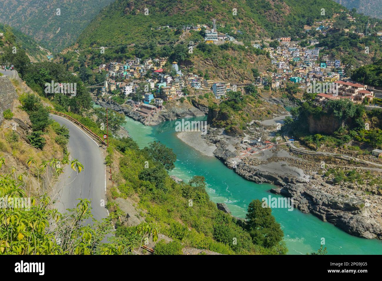 Devprayag, Divina confluenza, Garhwal, Uttarakhand, India. Qui Alaknanda incontra il fiume Bhagirathi ed entrambi i fiumi in seguito scorrono come il fiume Ganges. Foto Stock