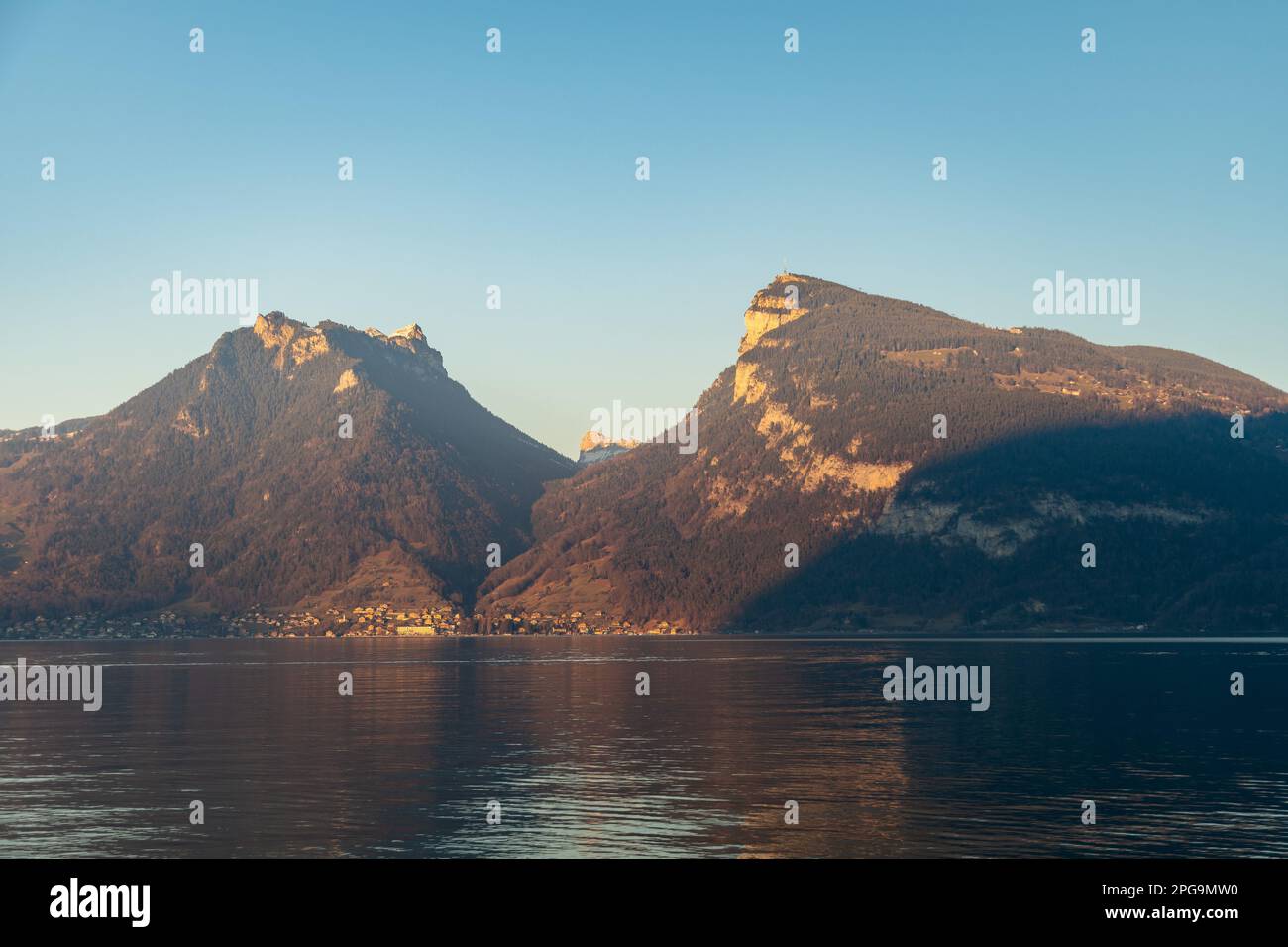 Krattigen zona, Svizzera, 12 febbraio 2023 incredibile vista sul lago di Thun nel tardo pomeriggio Foto Stock