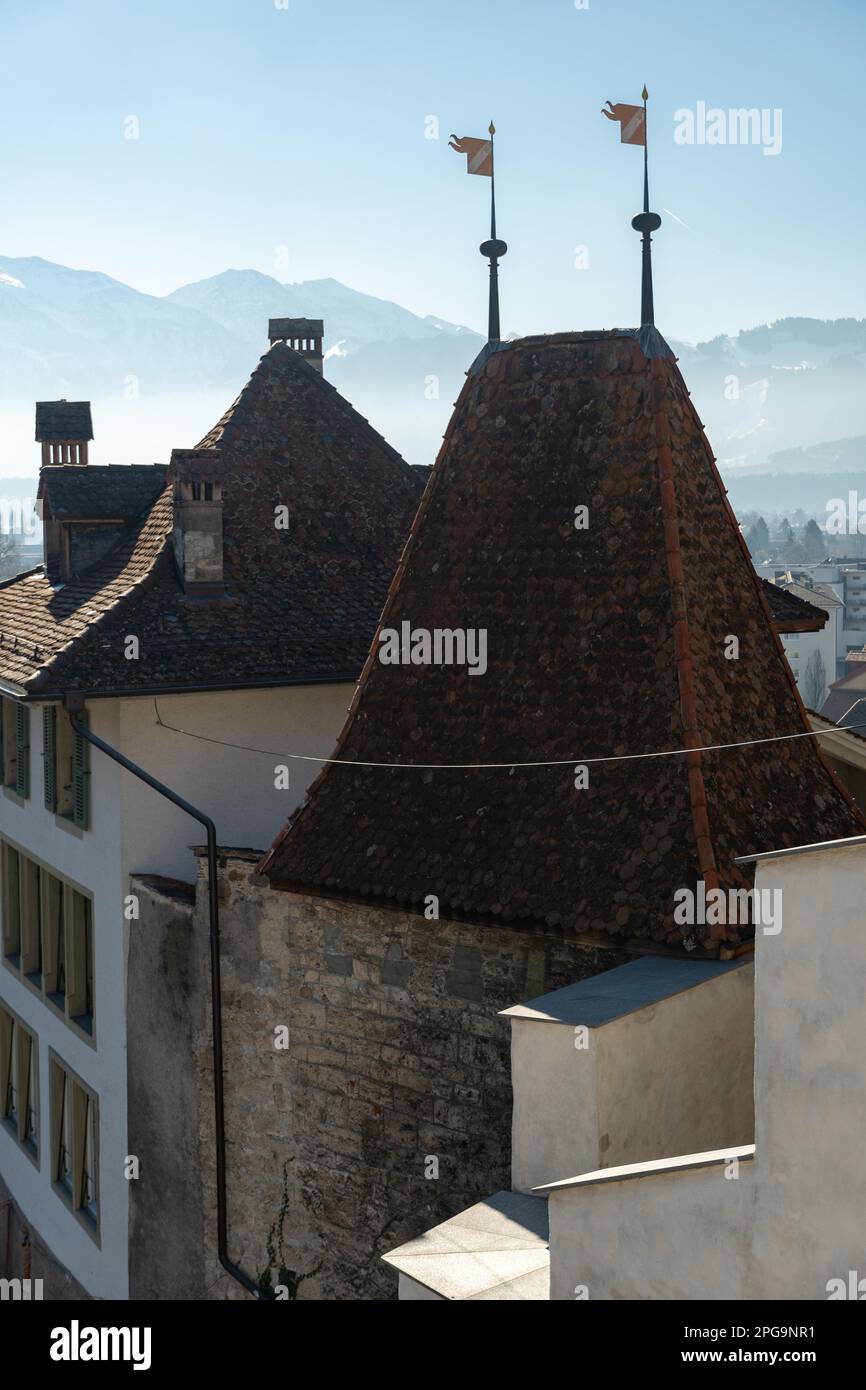 Thun, Svizzera, 13 febbraio 2023 edificio storico con una piccola torre nel centro della città Foto Stock