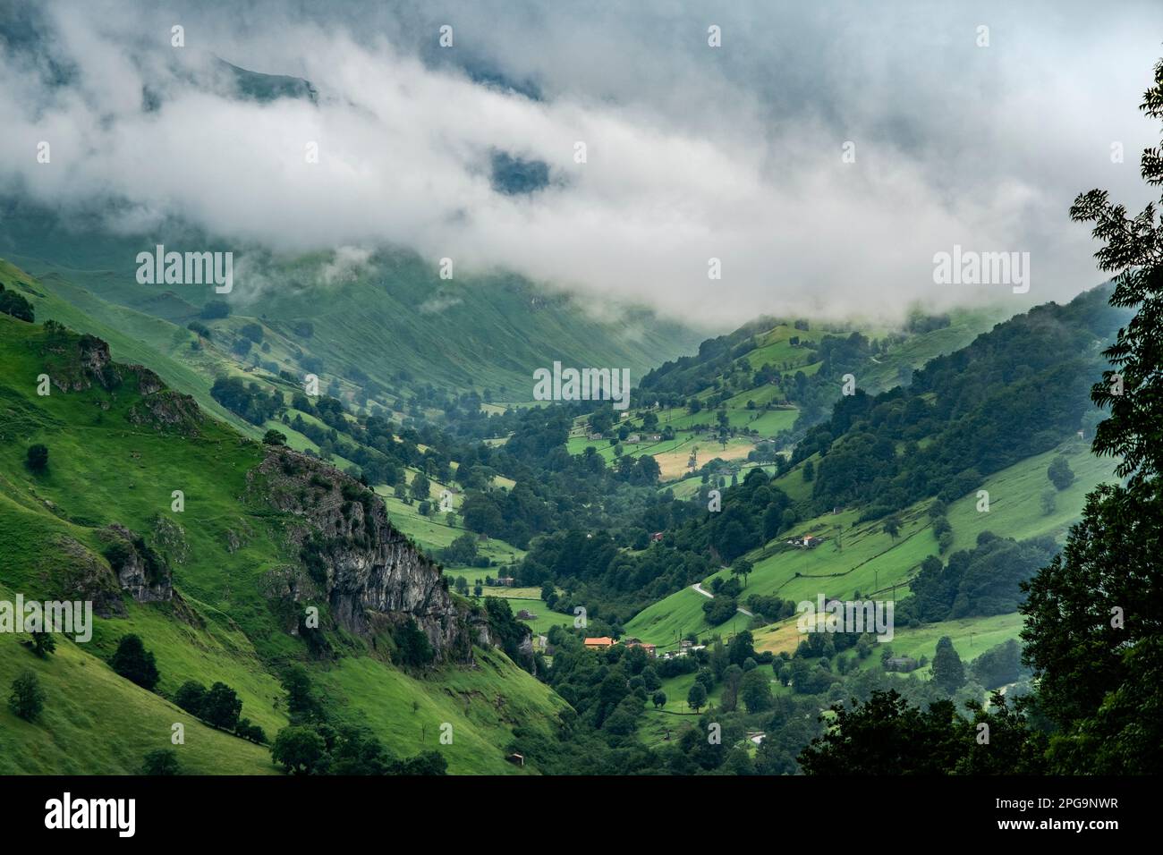 Nuvole di pioggia su una verde valle di montagna, Valles pasiegos, Cantabria, Spagna Foto Stock