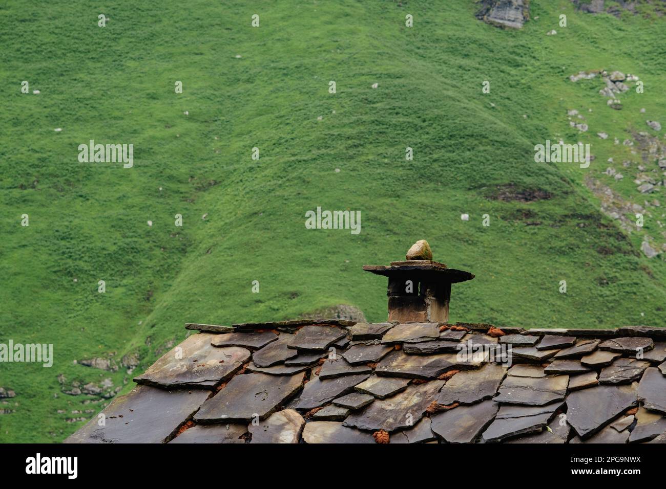 Tradizionale tetto in ardesia e camino di una rustica cabina tradizionale nei moutains Foto Stock