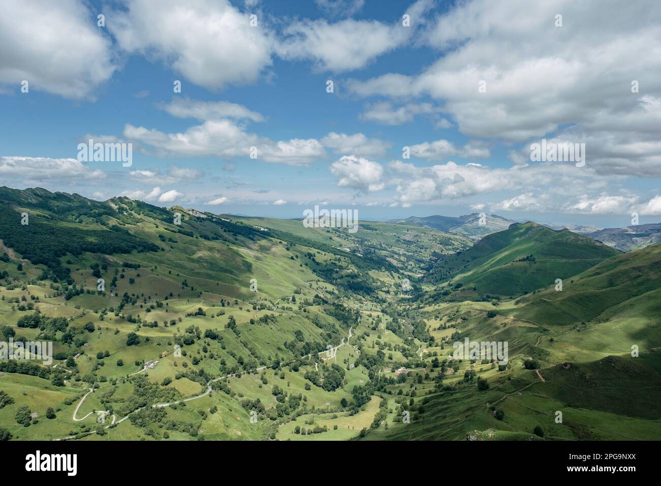 Valle verde a Valles pasiegos, Cantabria, Spagna Foto Stock
