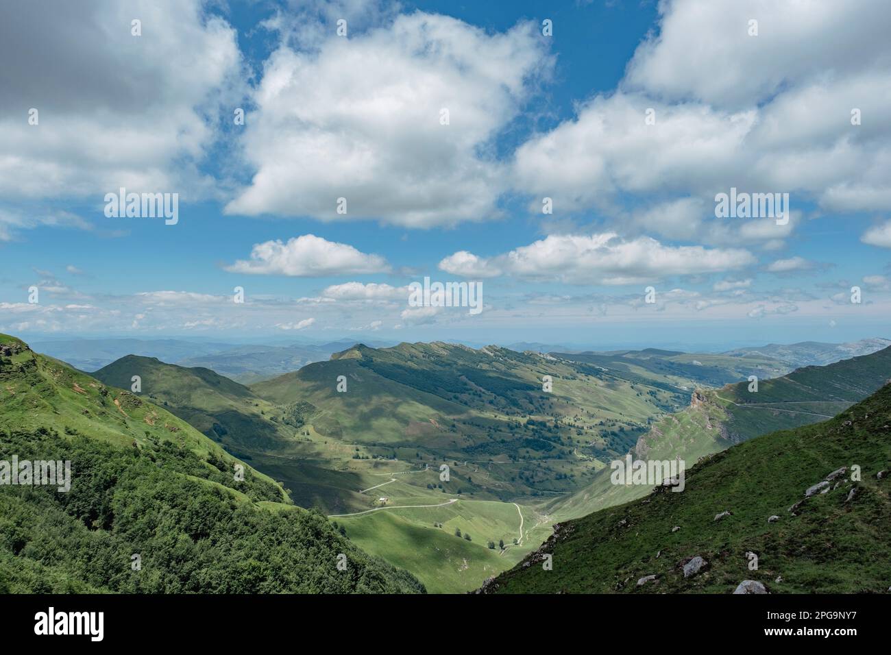 Vista della verde valle in montagna, la valle di Miera, Valles pasiegos, Cantabria, Spagna Foto Stock