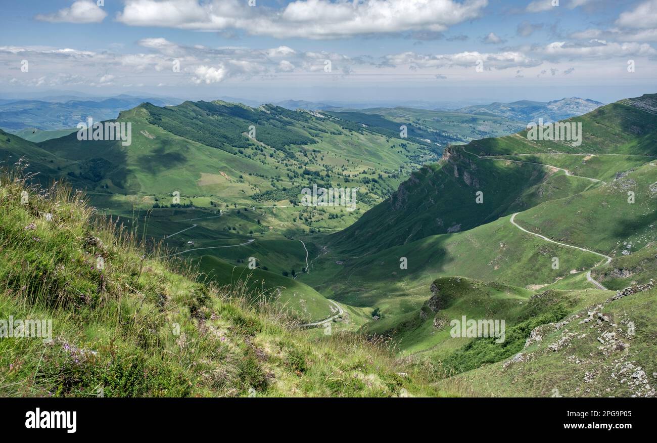 Vista della verde valle in montagna, la valle di Miera, Valles pasiegos, Cantabria, Spagna Foto Stock