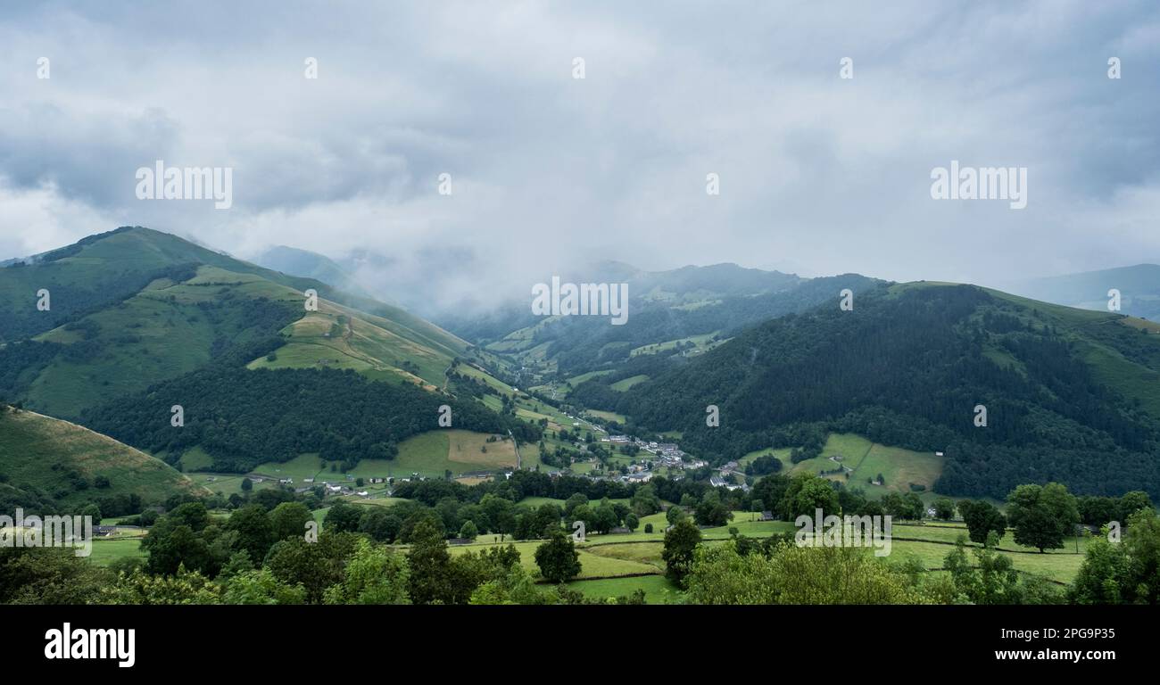 Verde paesaggio nelle montagne della Cantabria Foto Stock