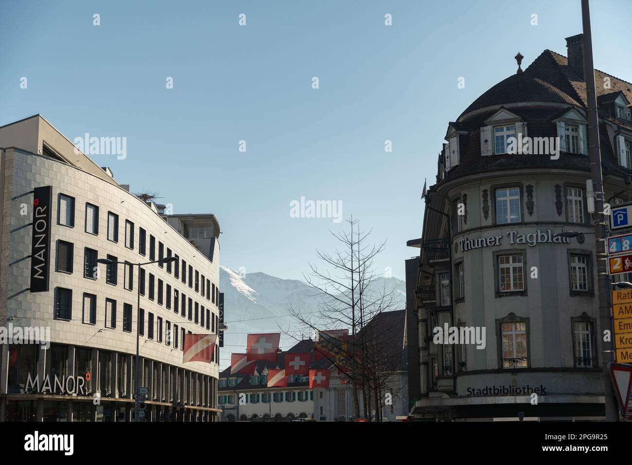 Thun, Svizzera, 13 febbraio 2023 famosa via dello shopping nel centro della città in una giornata di sole Foto Stock