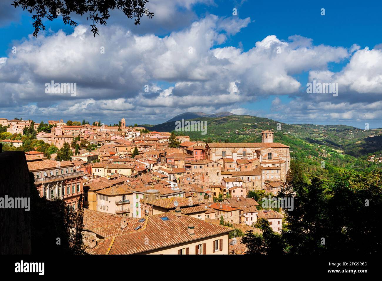 Perugia centro storico e campagna umbra dalla terrazza panoramica di porta Sole Foto Stock