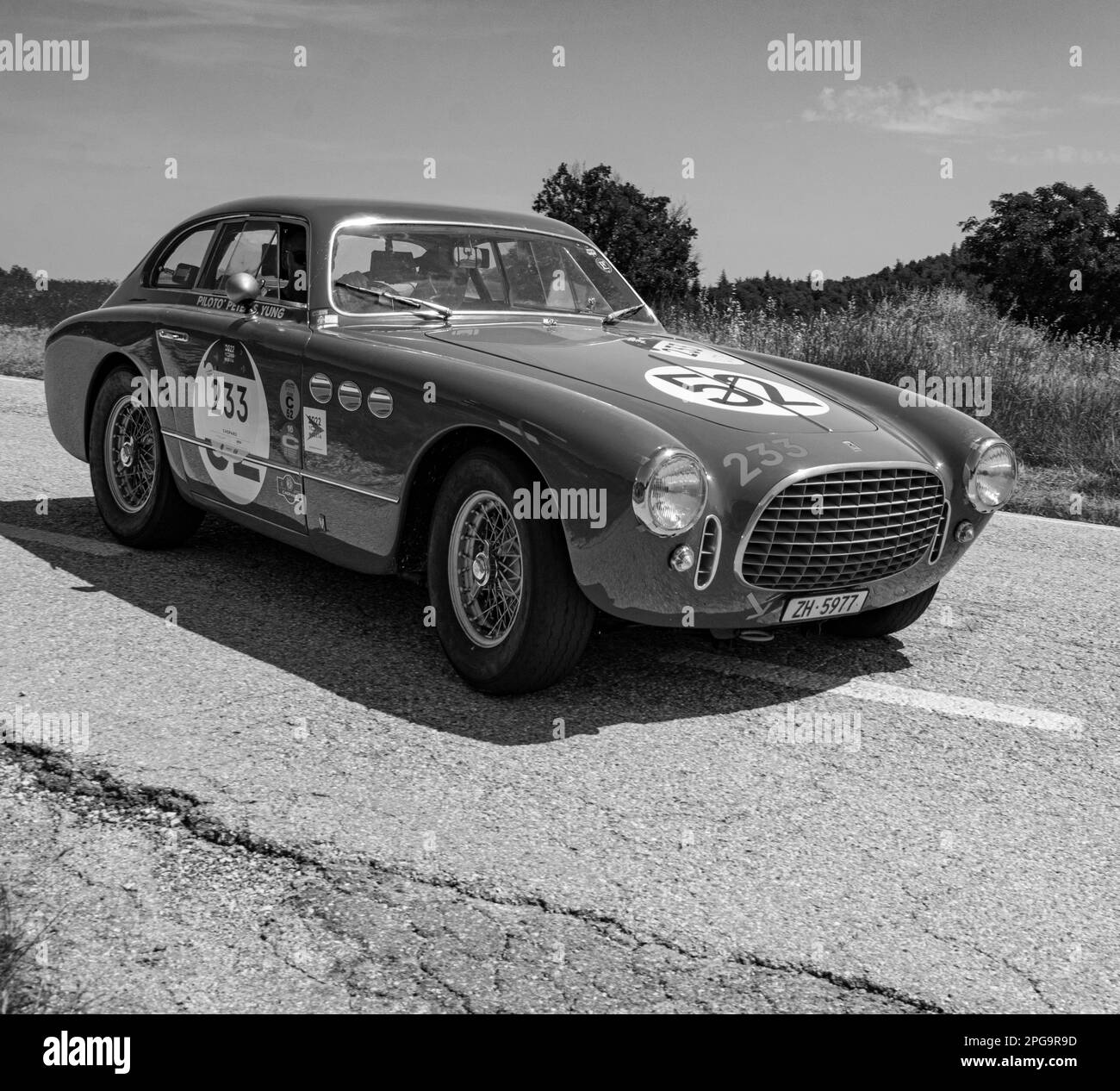 URBINO - ITALIA - 16 GIU - 2022 : FERRARI 195 INTER Coupe GHIA 1951 su una vecchia auto da corsa nel rally Mille miglia 2022 la famosa corsa storica italiana Foto Stock