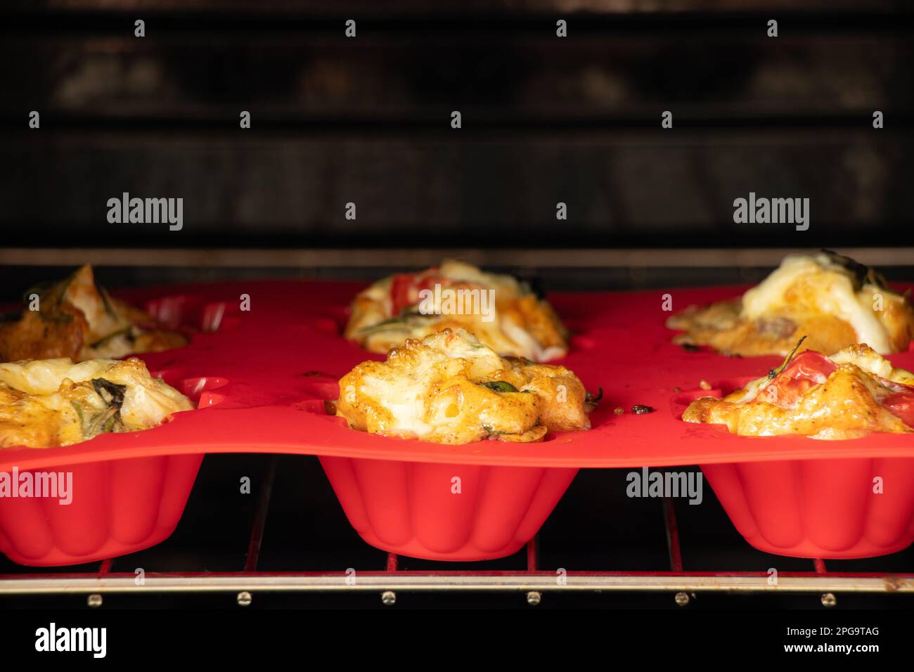 L'omeletta di verdure in uno stampo di silicone è cotta nel forno a casa Foto Stock